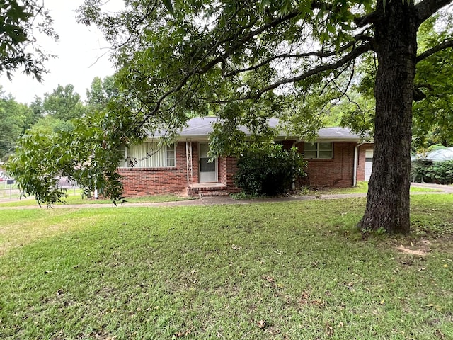 ranch-style house featuring a front yard