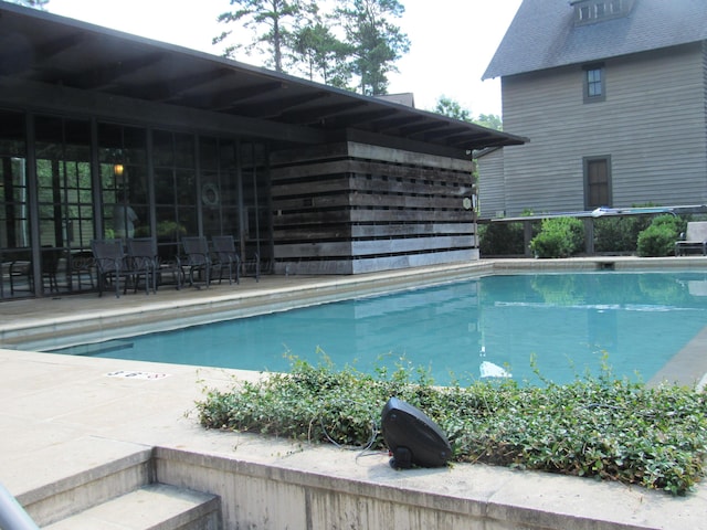 view of swimming pool