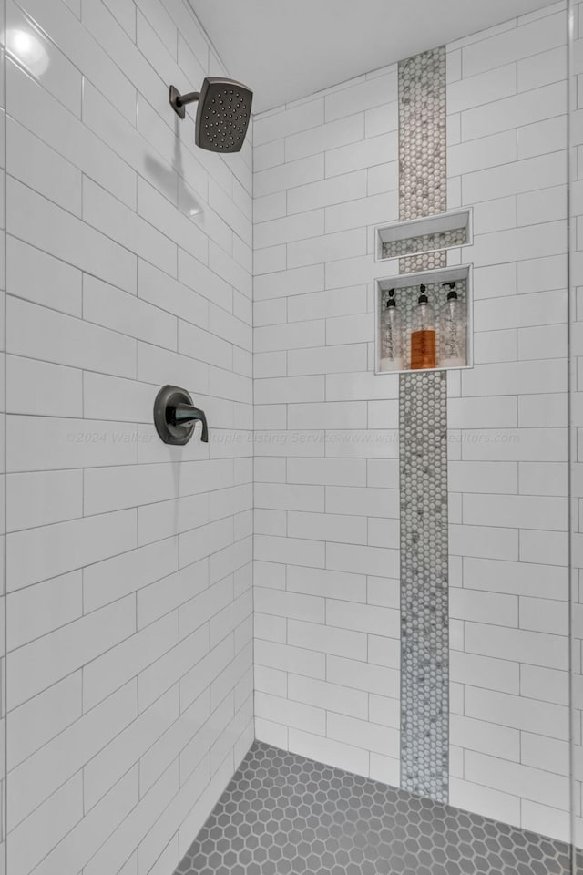 bathroom featuring tiled shower