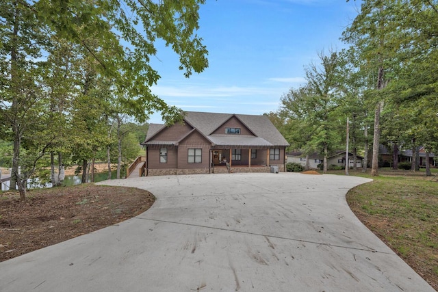 view of front of property with a front lawn