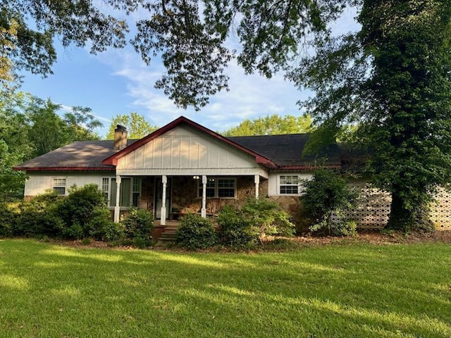 view of front facade with a front lawn