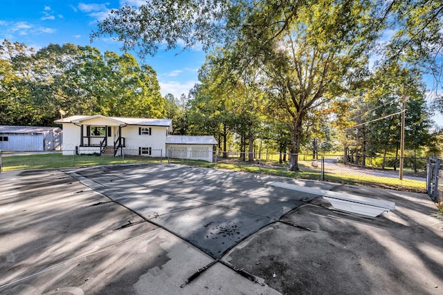 view of front of house with a front lawn