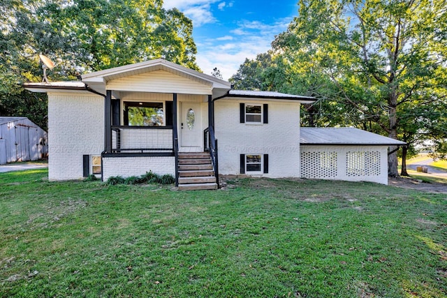 view of front of property featuring a porch and a front yard