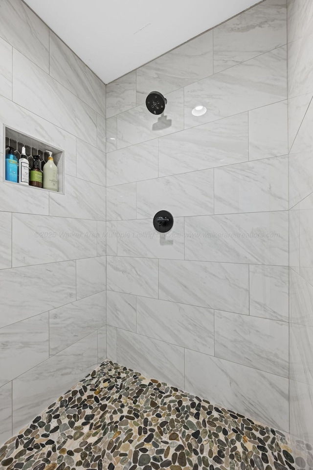 bathroom featuring a tile shower