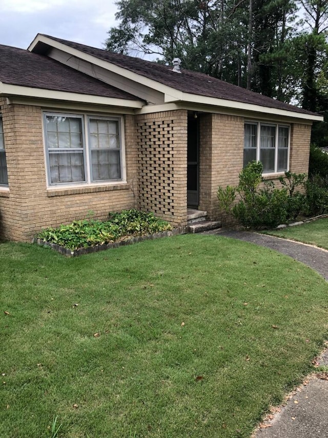 ranch-style house featuring a front yard