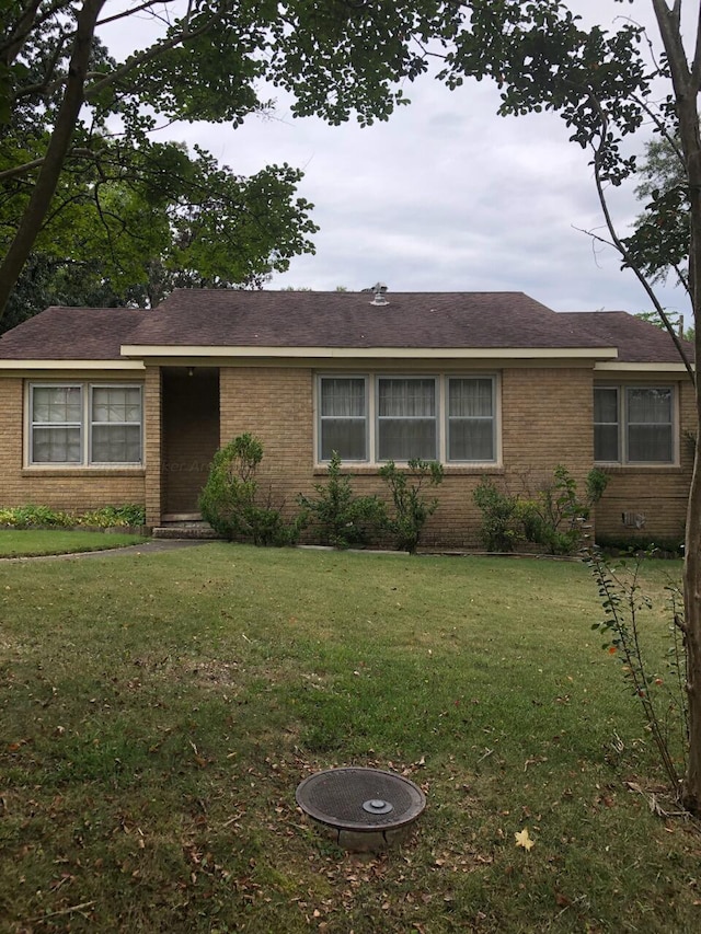 ranch-style home featuring a front lawn