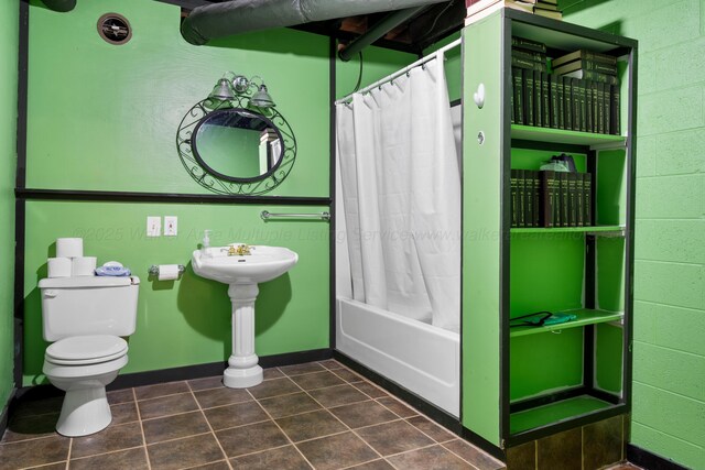 full bathroom featuring shower / tub combo, tile patterned flooring, toilet, and baseboards