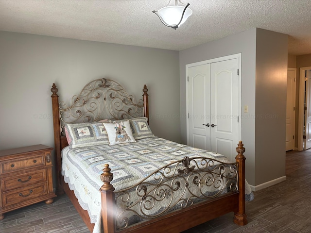 bedroom featuring a textured ceiling, dark hardwood / wood-style floors, and a closet