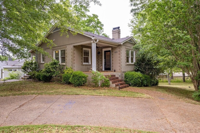 view of front of home featuring a front lawn