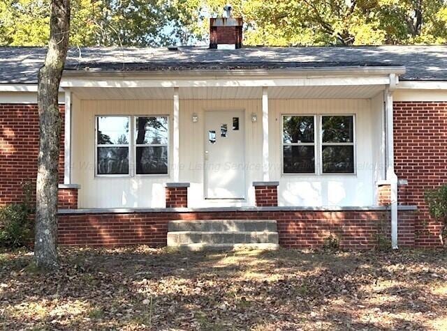 property entrance featuring a porch