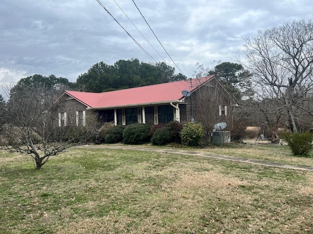 view of front facade with a front yard