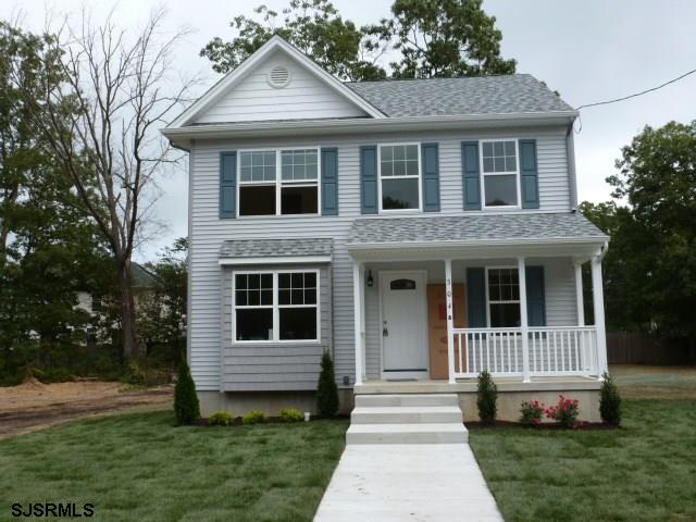 view of front of house featuring covered porch and a front lawn