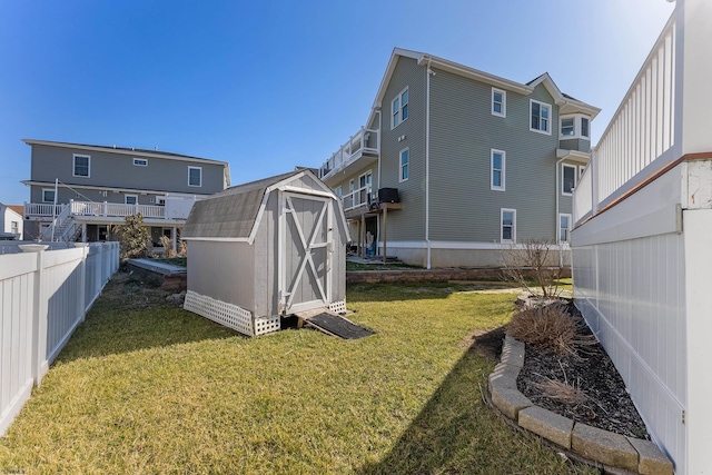 view of yard with a storage shed