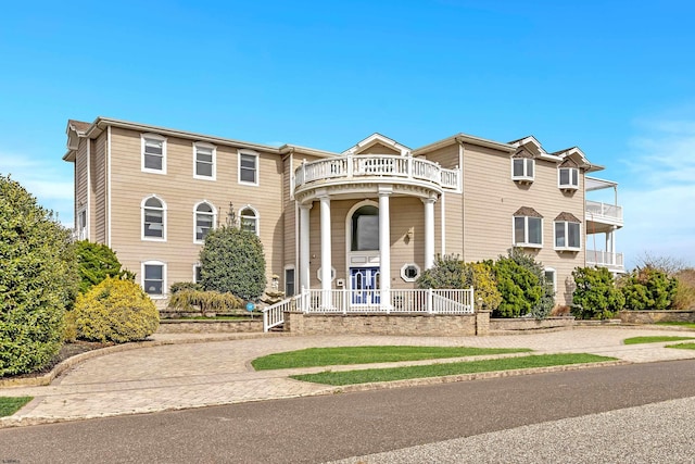 view of front of home featuring a balcony and covered porch