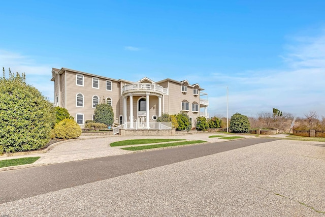 view of front of property featuring a balcony