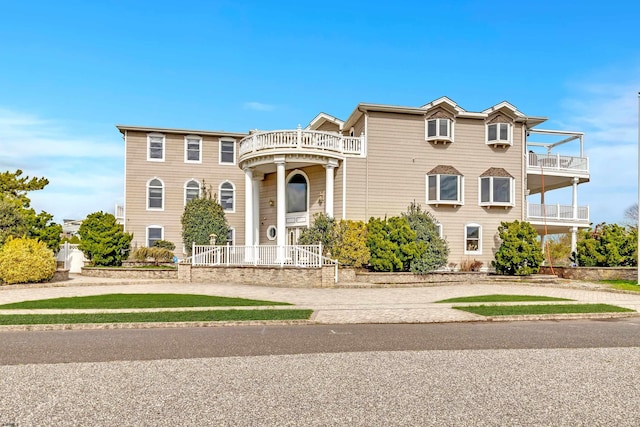 view of front of home featuring a balcony