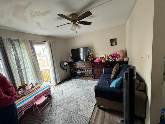 living room with light hardwood / wood-style floors and ceiling fan