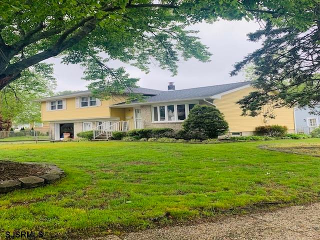 tri-level home featuring a front yard