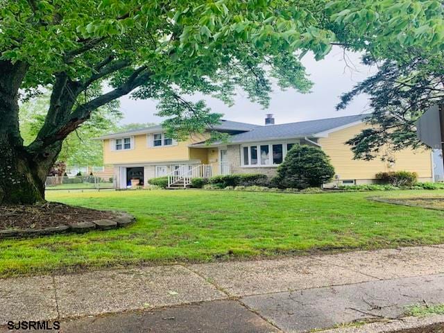 view of front of house with a front lawn