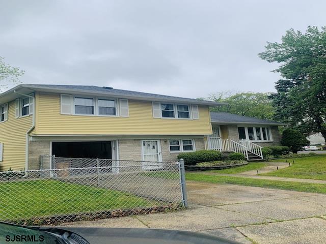 view of front of property with a front yard