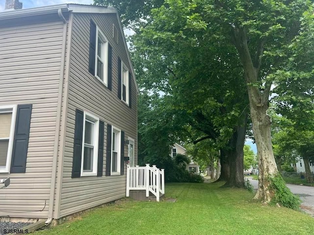 view of side of property featuring a lawn