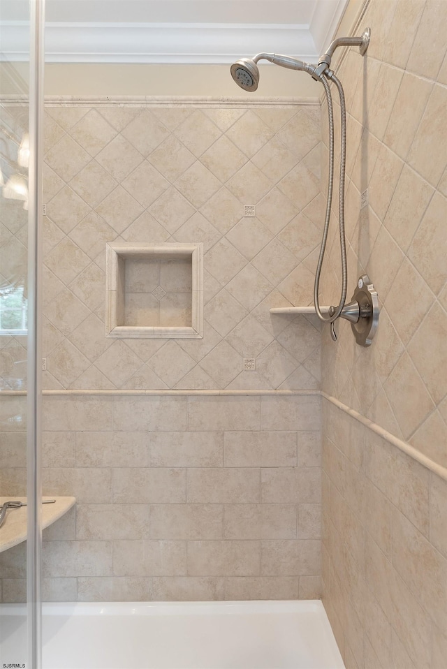 bathroom featuring a tile shower