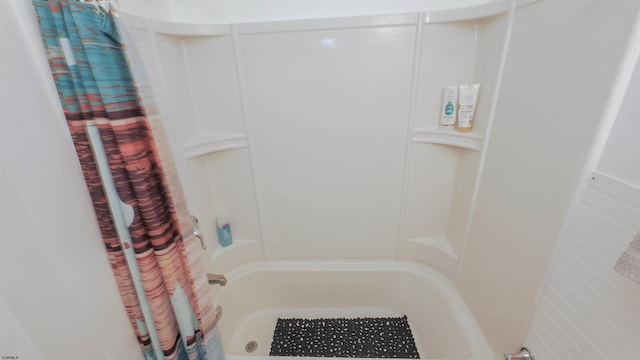 bathroom featuring shower / tub combo