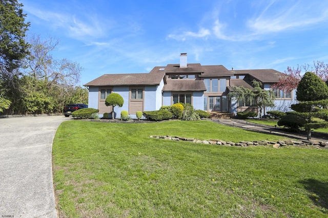 view of front of property with a front yard