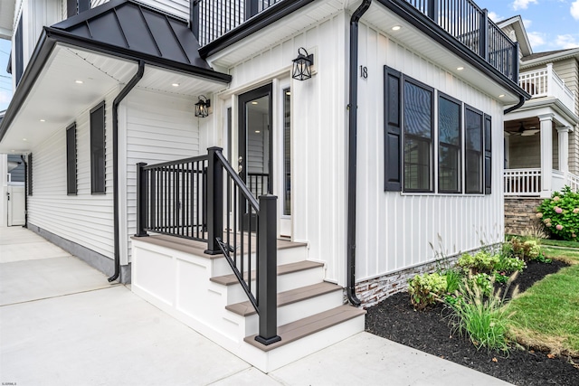 property entrance featuring a balcony