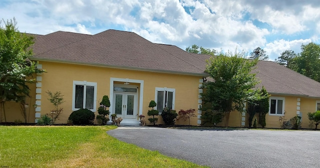 view of front of property featuring a front yard