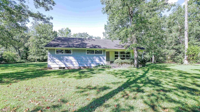 view of front facade featuring a front yard