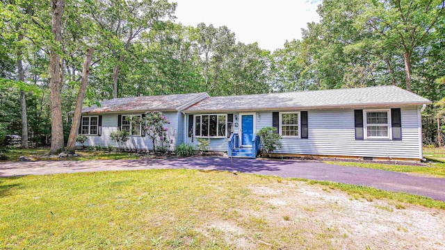 single story home featuring a front lawn