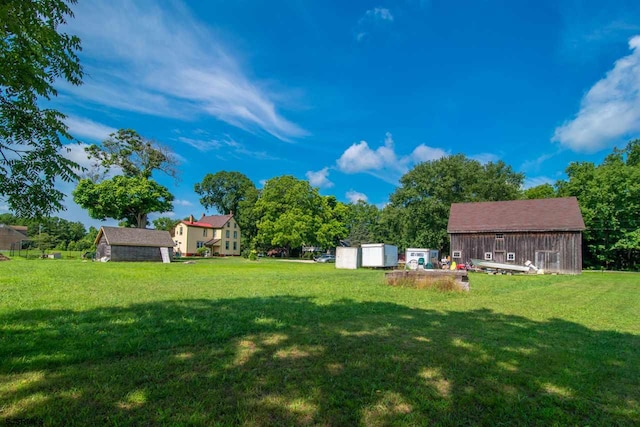 view of yard with a storage shed