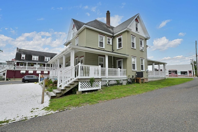 view of front of property featuring a front lawn and a porch