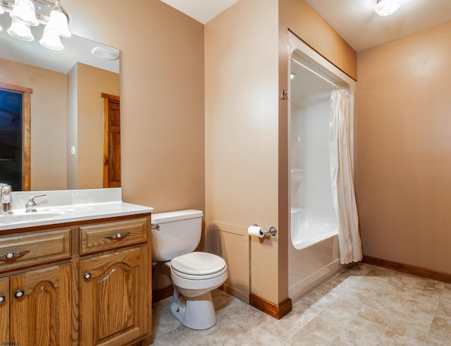 full bath with vanity, shower / bath combo with shower curtain, toilet, and baseboards