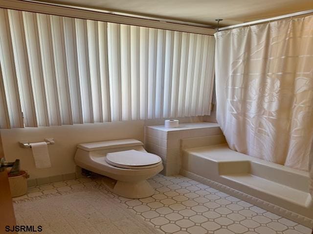 full bathroom with shower / bath combination with curtain and toilet