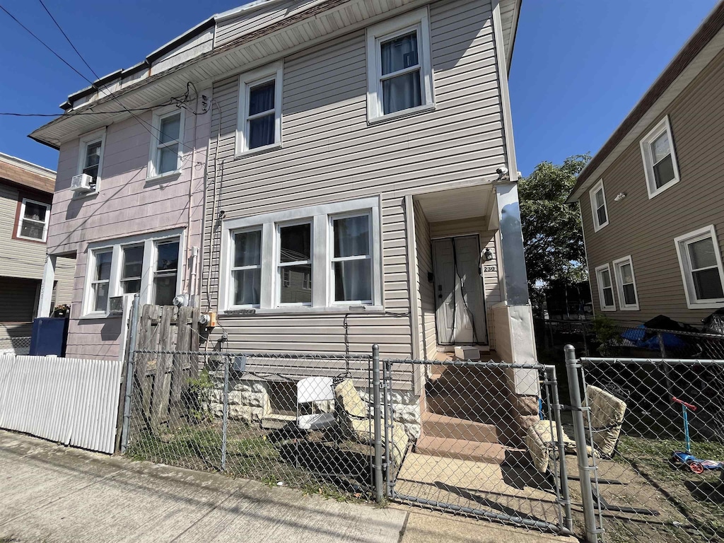 view of front facade with a fenced front yard