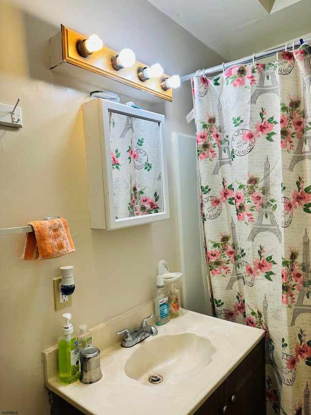 bathroom with a shower with shower curtain and vanity