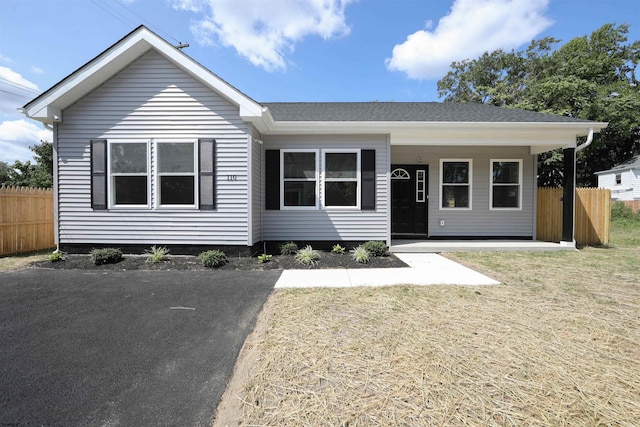 ranch-style home with a front yard