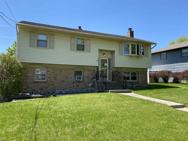 bi-level home featuring a front lawn