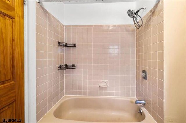 bathroom featuring tiled shower / bath combo