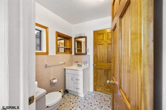 empty room featuring ornamental molding, a baseboard heating unit, and hardwood / wood-style floors