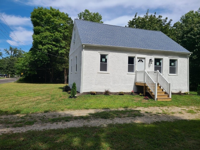 view of front of property with a front yard