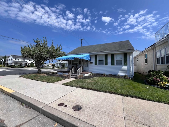 view of front facade featuring a front yard