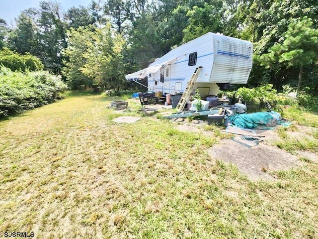 view of yard featuring a fire pit