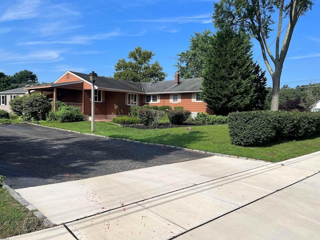 single story home with a front yard