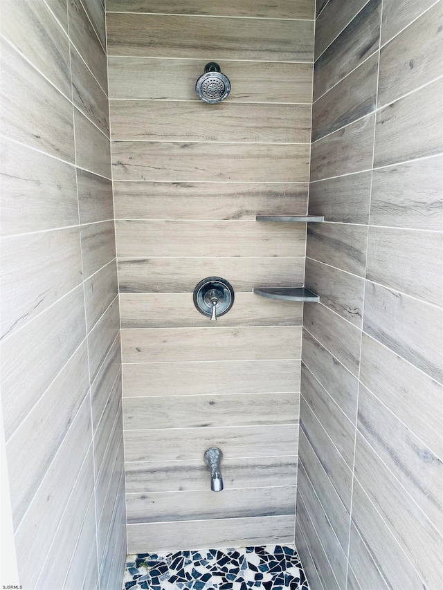 bathroom featuring a tile shower