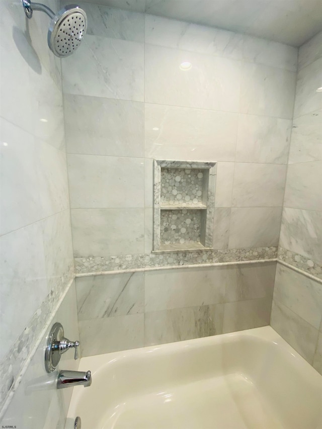 bathroom featuring tiled shower / bath combo