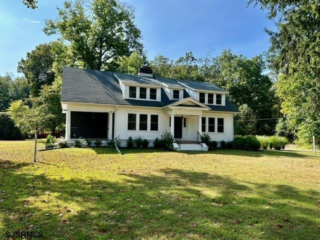 view of front of property featuring a front yard