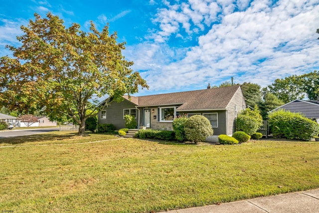 view of front of property featuring a front yard